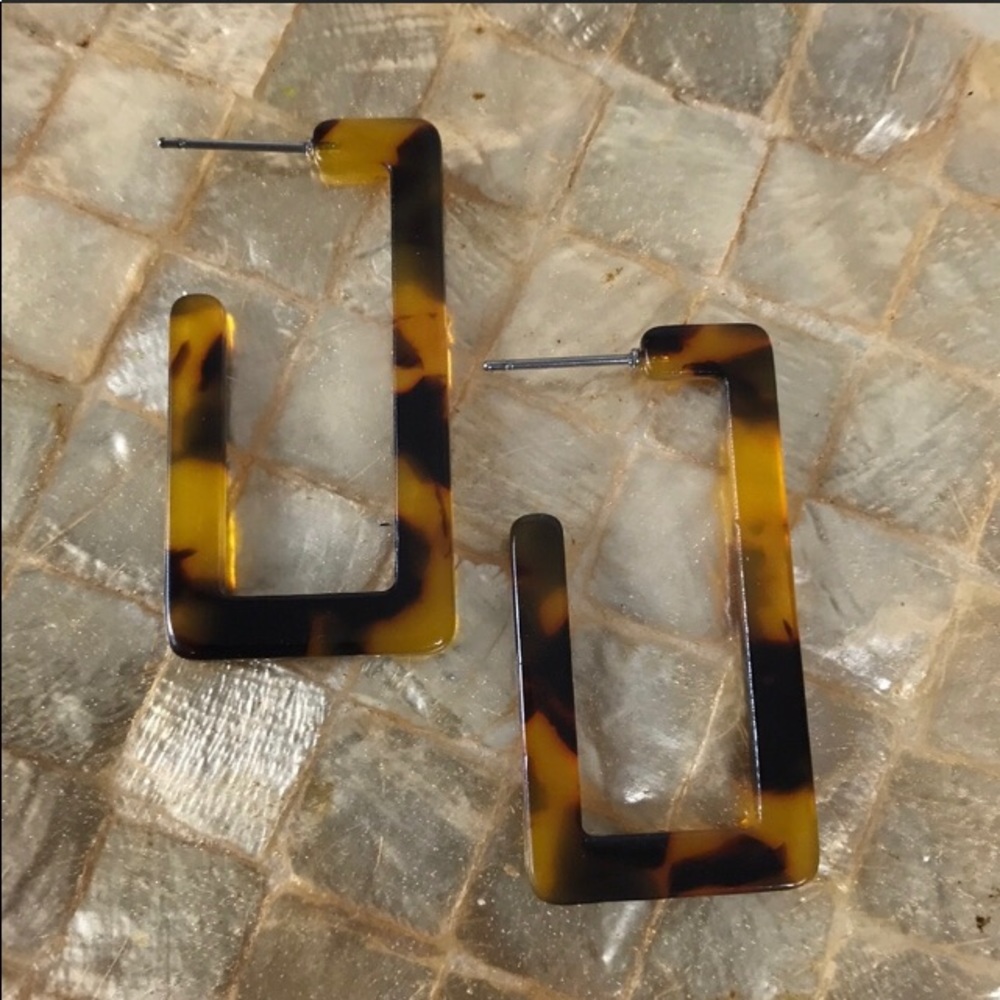 🌴Tortoise Shell Greek Key Earrings - Picture 2 of 2